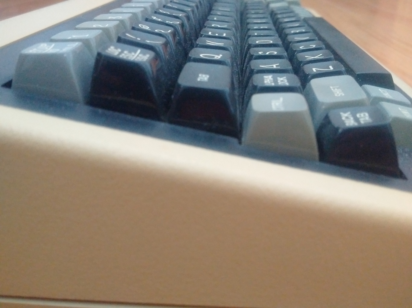 Televideo 950 - exterior side profile