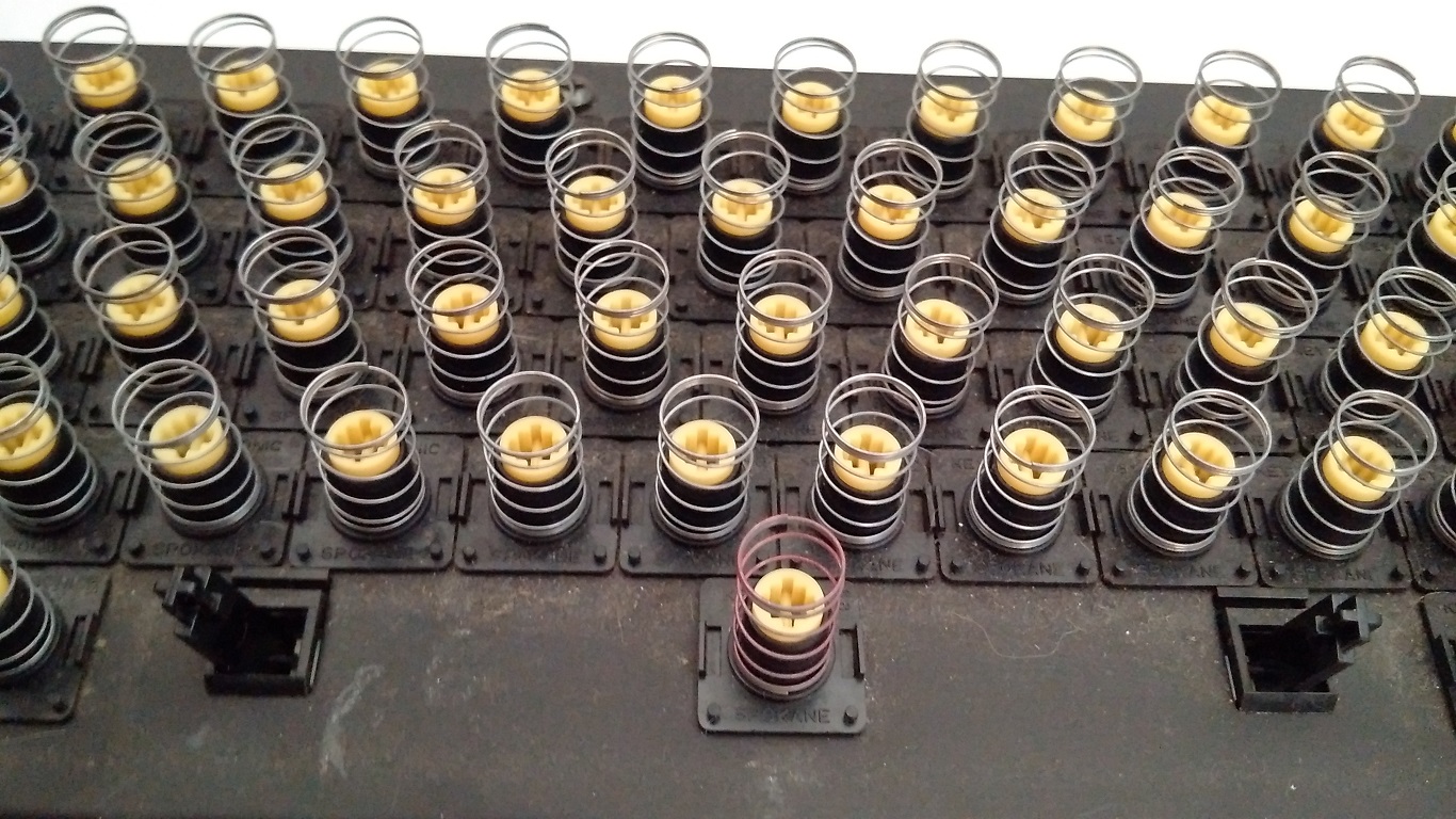 Apple Lisa keyboard - space bar spring different