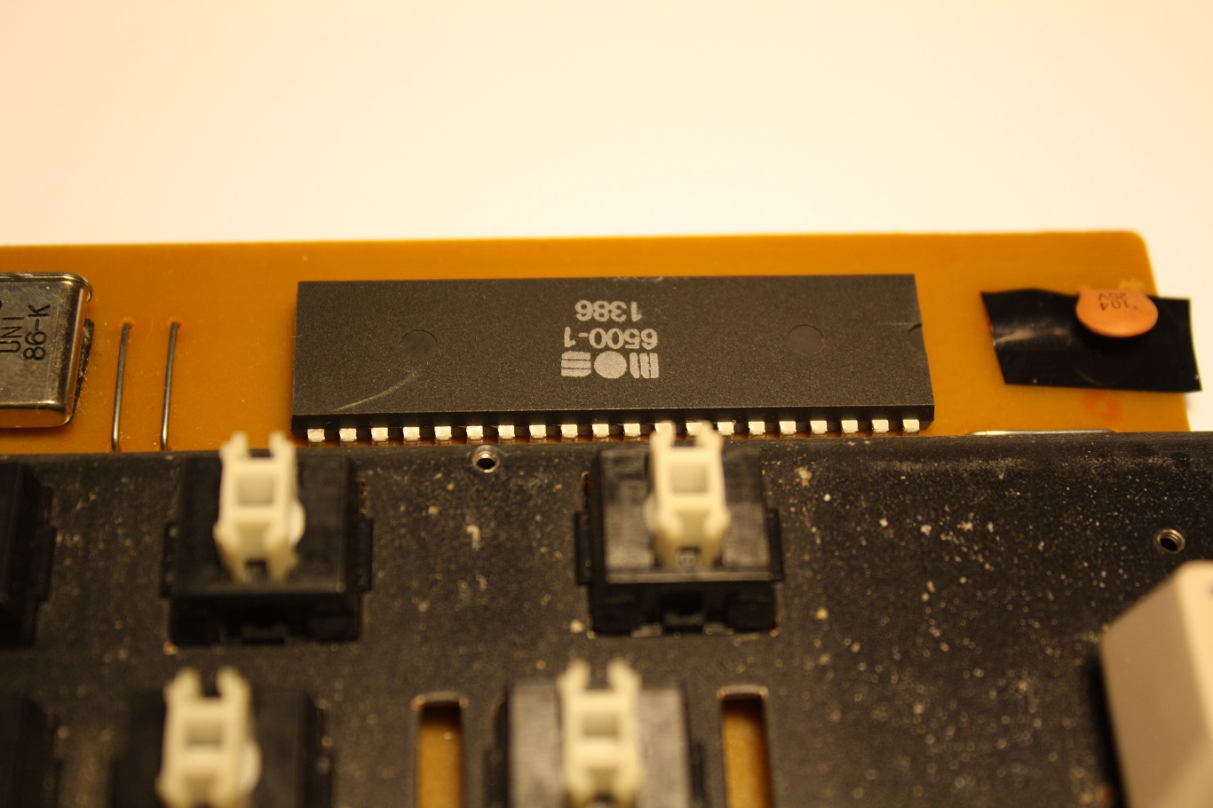 Amiga 1000 Mitsumi keyboard - MOS controller