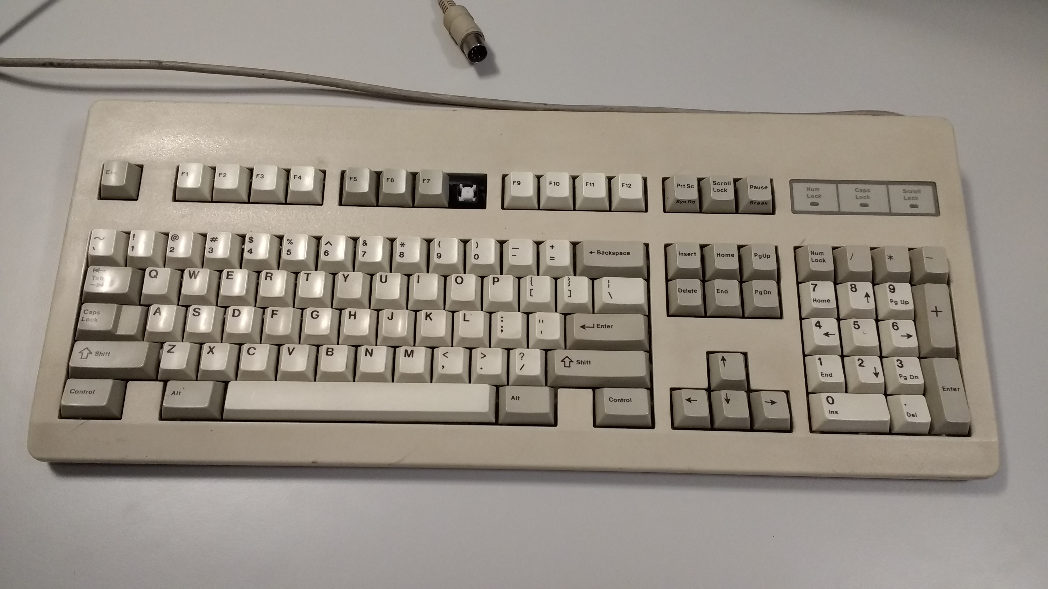 Same Article number, same year, does not have F8 keycap.