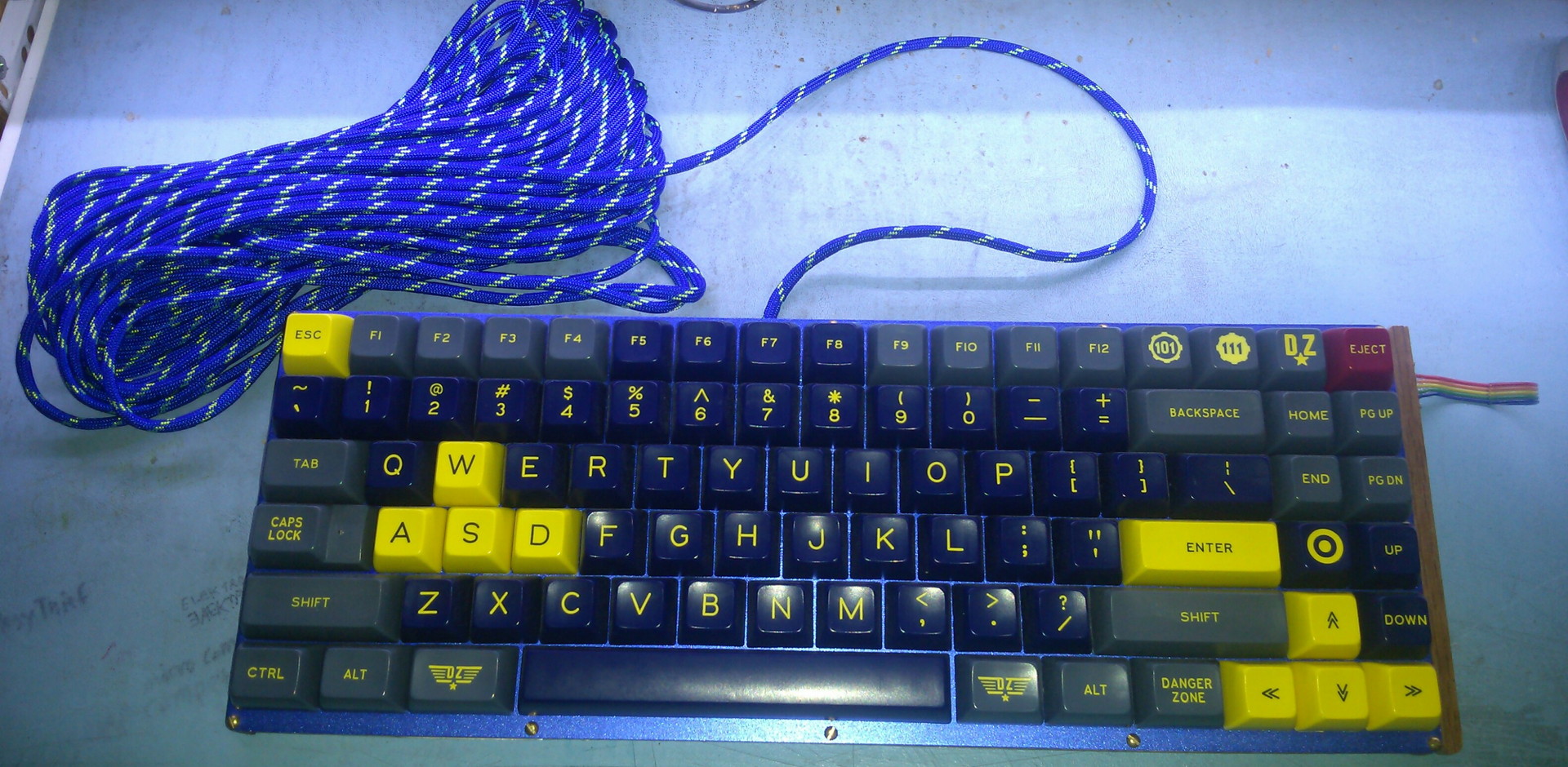 Keyboard75_ParacordBlueYellow.jpg