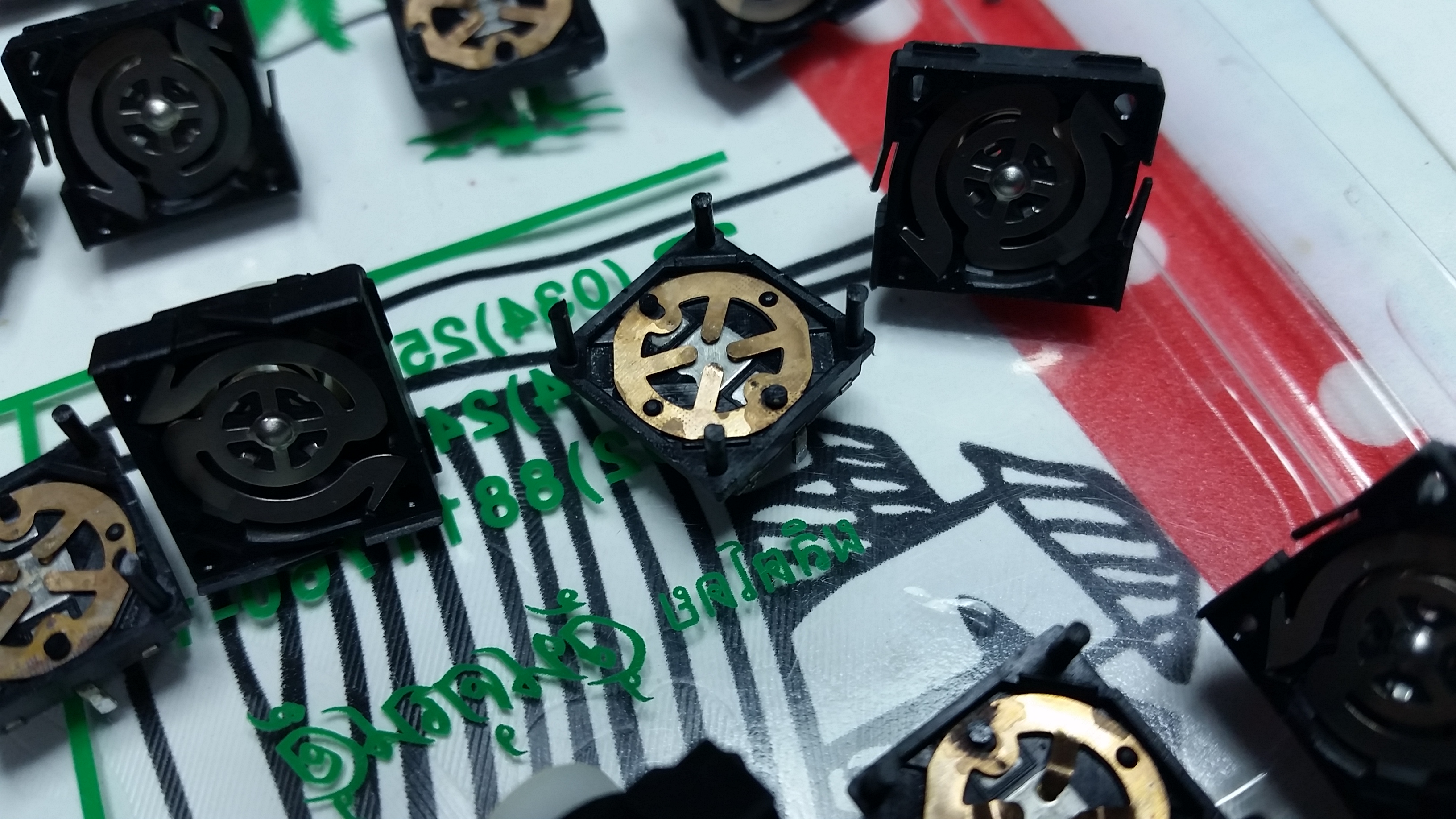 The close-up of the contact plate, with 4 contact points.