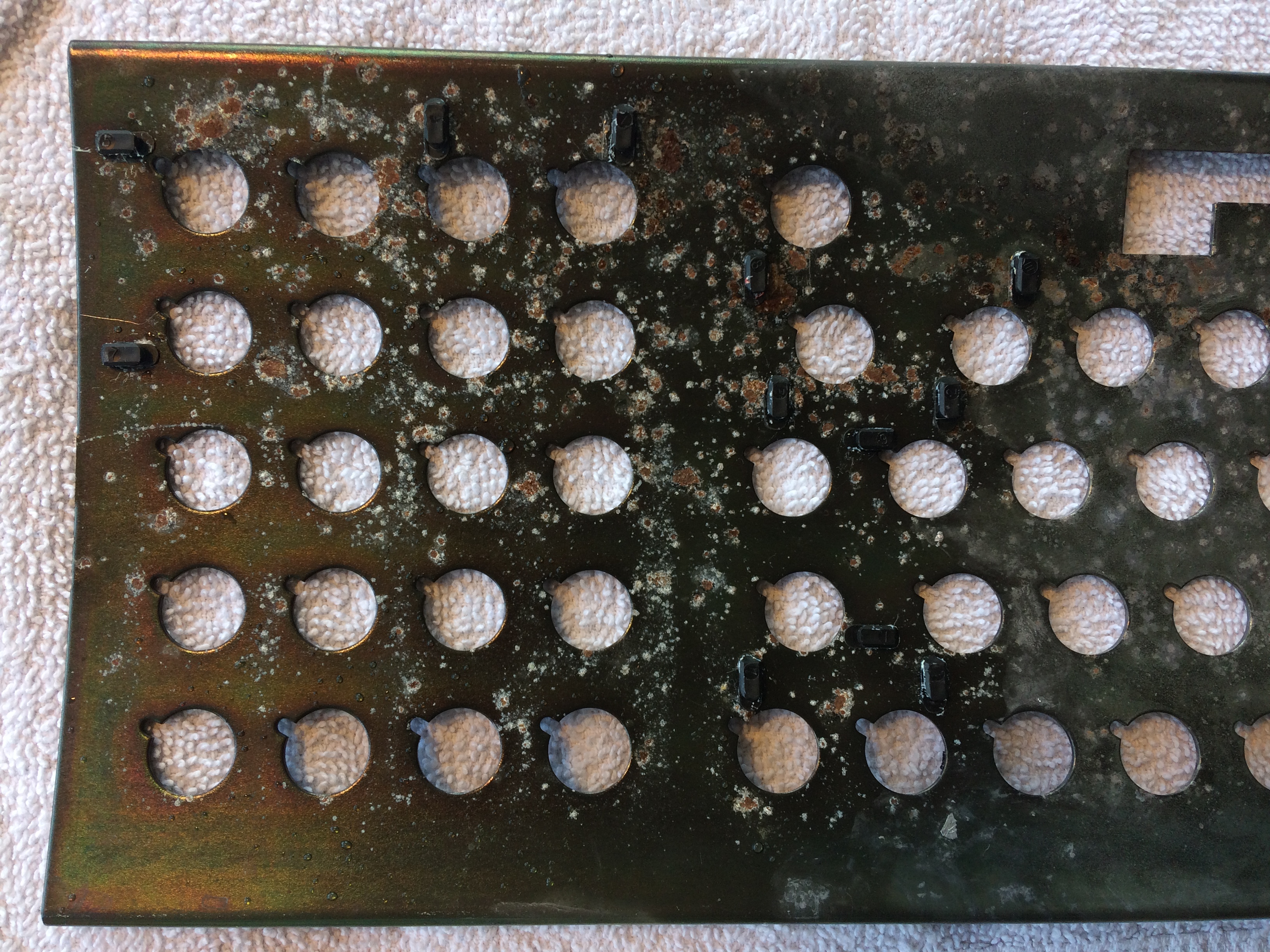 IBM AT Model F – Corroded barrel plate (focus on stabilizer clips)