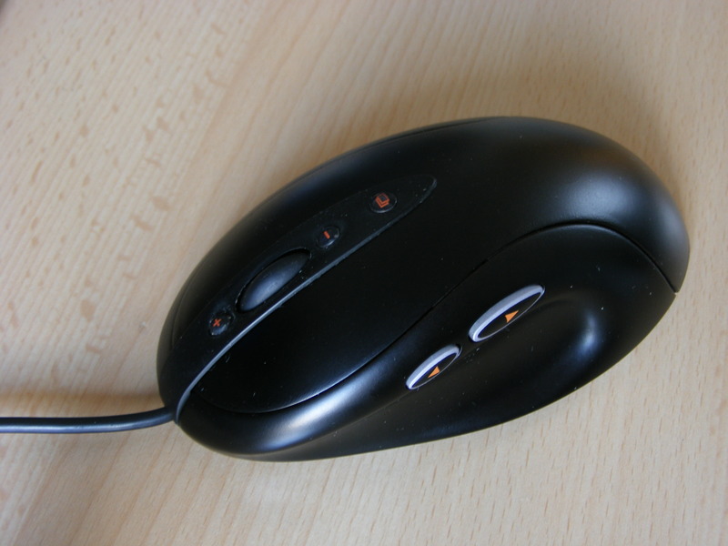 Logitech MX518 black side view