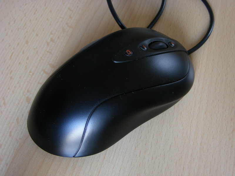 Logitech MX518 black side view