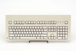 Apple M0115 top.jpg