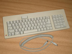 Apple M0116 full.jpg